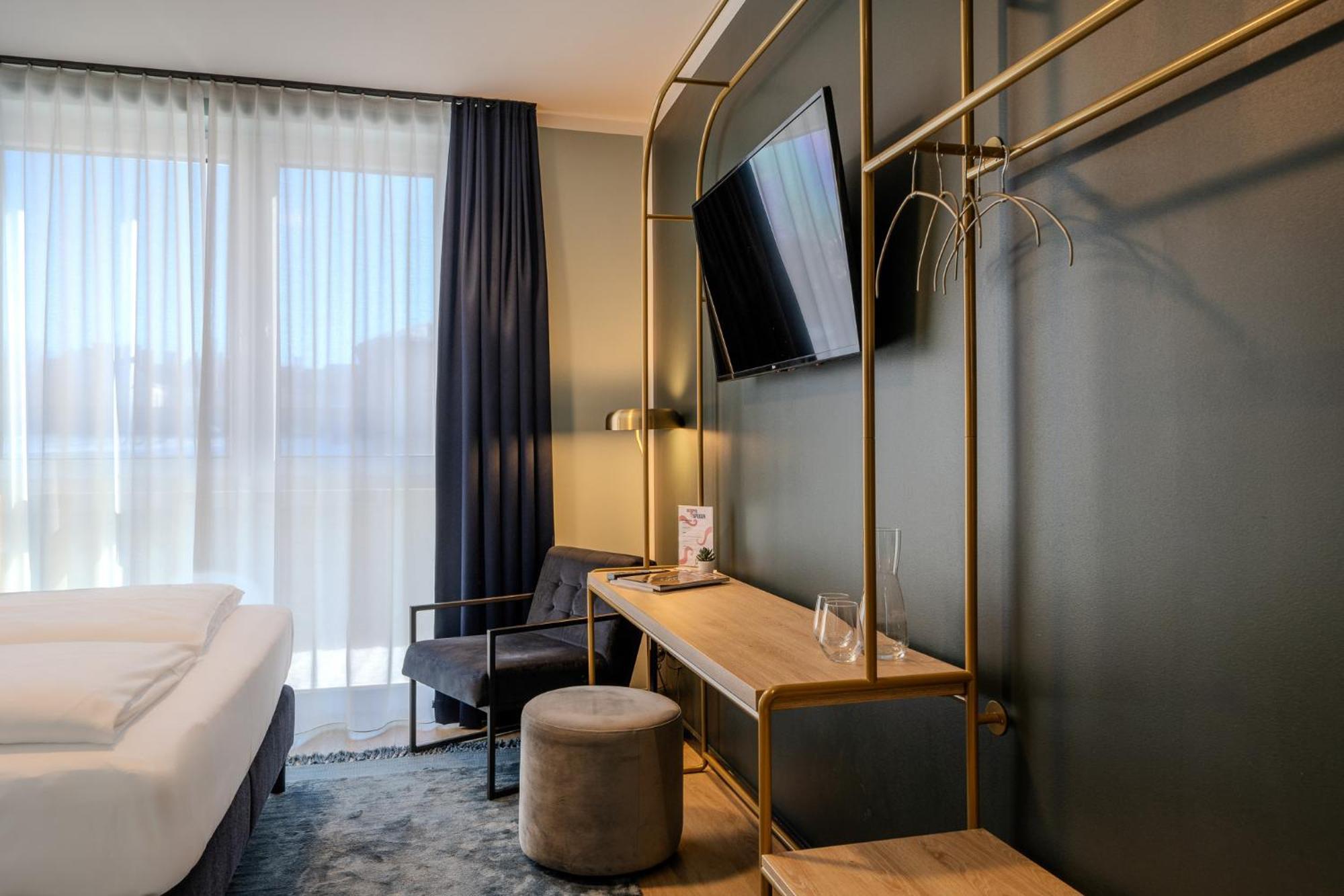 The Base Berlin One Hotel Ngoại thất bức ảnh